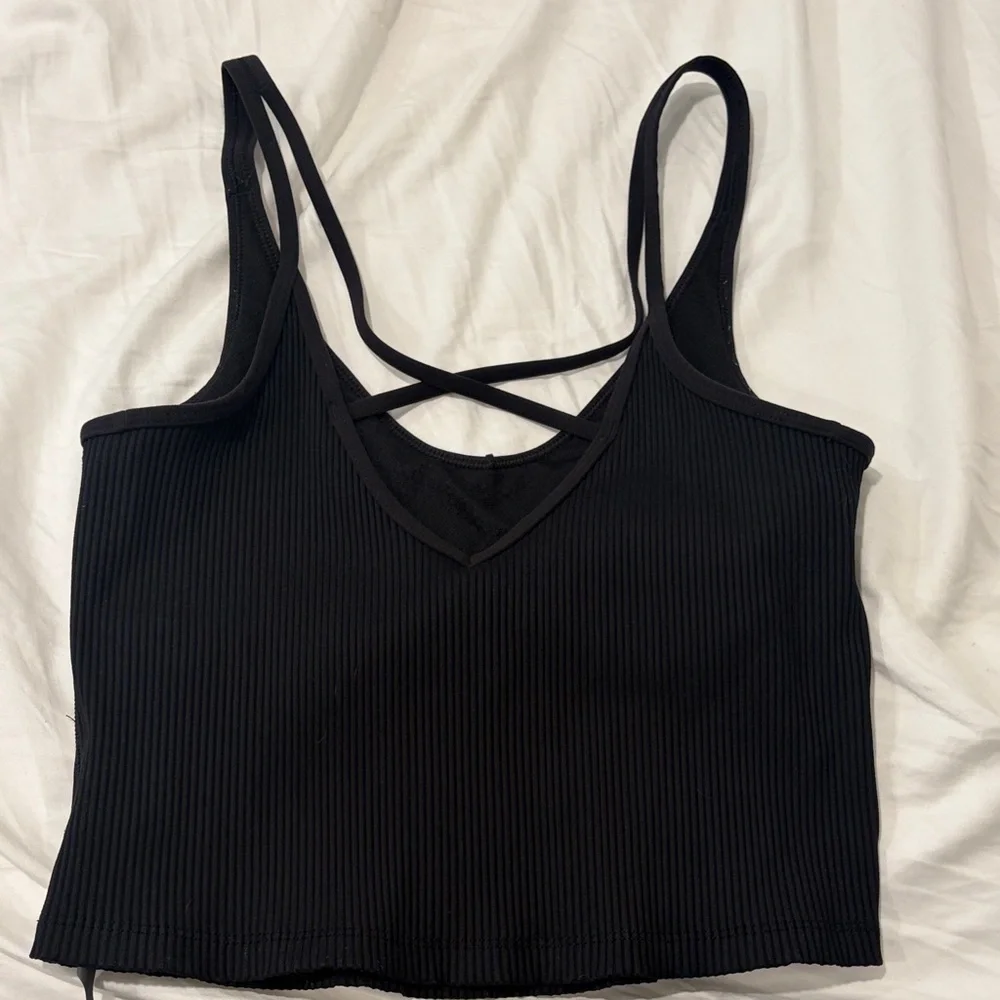 VUORI Ribbed Black Strappy Crop Top - Picture 2 of 3